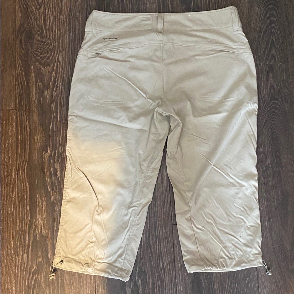 Columbia womens Light Tan Cargo capris - Picture 2 of 5